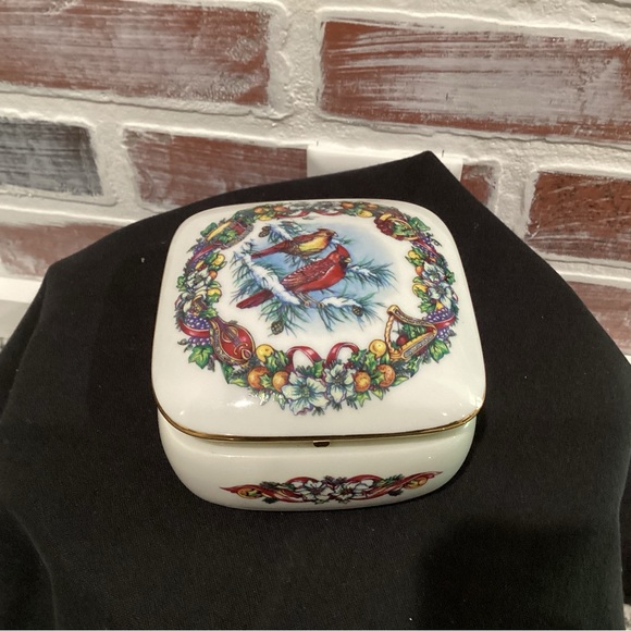 Heritage House Other - 🟣 Vintage - 1990 Heritage House Fine Porcelain Music Box - Limited Edition